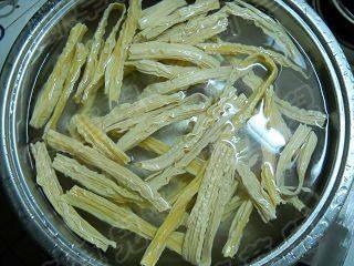 木耳腐竹肉丝步骤1