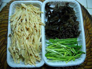 木耳腐竹肉丝步骤2