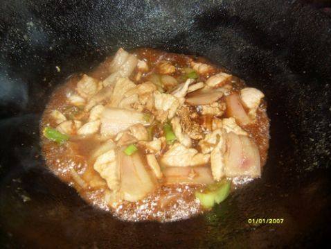 五花肉炖真姬菇步骤2