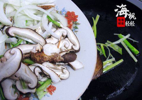 蚝油香菇炒洋葱步骤2