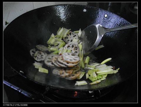 香芹炒卤藕步骤4