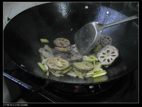 香芹炒卤藕步骤5