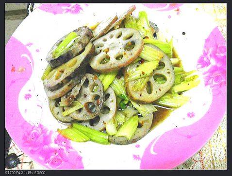 香芹炒卤藕步骤6