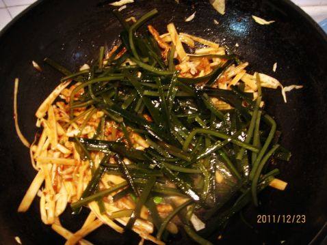 韩式豆酱炒海带丝白菜步骤8