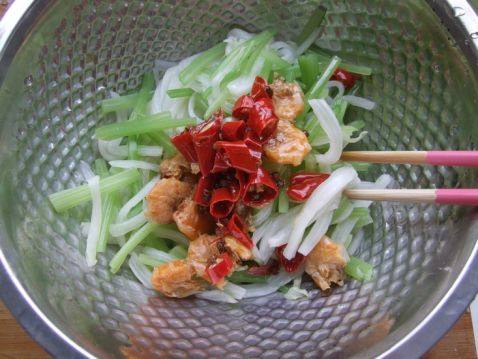 白菜香芹拌虾干步骤7