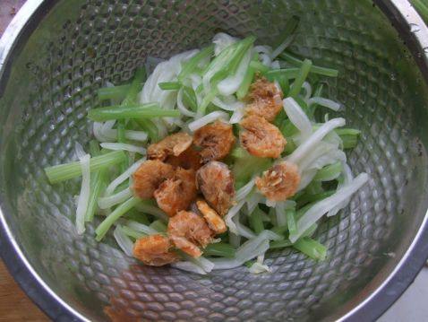 白菜香芹拌虾干步骤6