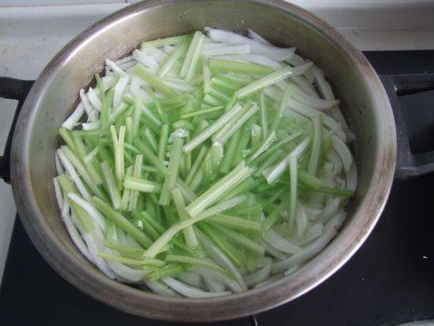 白菜香芹拌虾干步骤3
