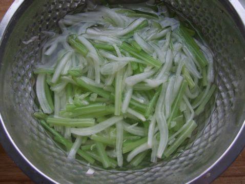 白菜香芹拌虾干步骤4