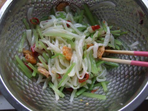 白菜香芹拌虾干步骤8