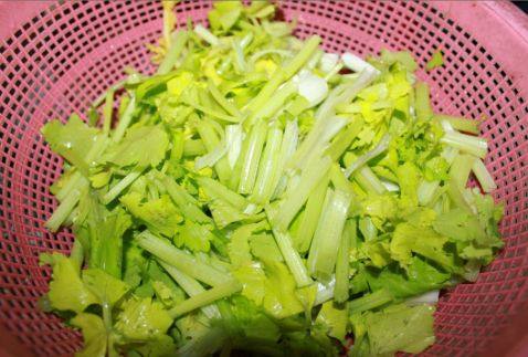 芹菜炒猪肉步骤2