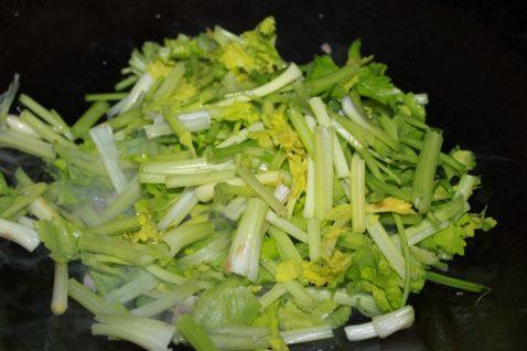 芹菜炒猪肉步骤4
