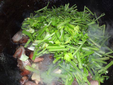 腊瘦肉炒芹菜步骤3