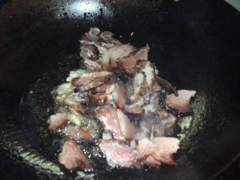 腊瘦肉炒芹菜步骤2