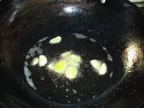 腊瘦肉炒芹菜步骤1