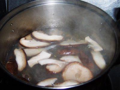 香菇白菜鸡骨汤步骤7