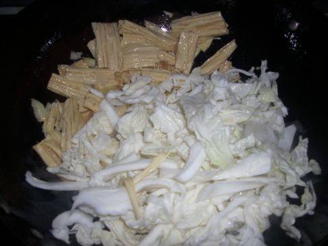 腐竹炒白菜步骤3