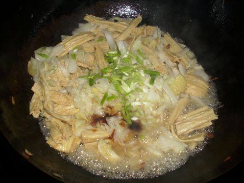 腐竹炒白菜步骤4