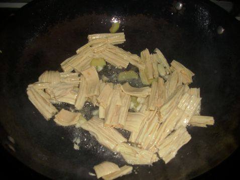 腐竹炒白菜步骤2
