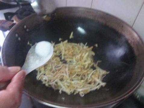 白菜丝炒豆芽步骤8