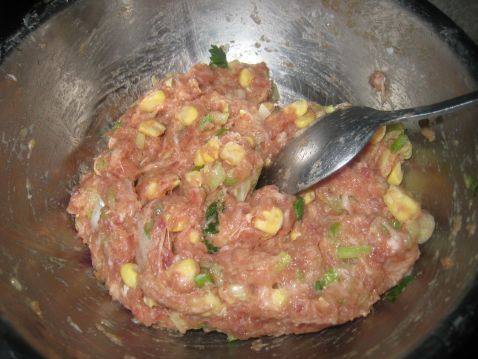 香芹玉米蒸肉饼步骤4