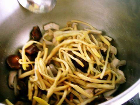 香菇黄花菜炖猪肚步骤7