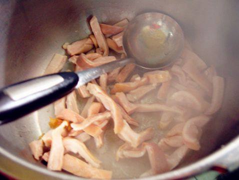 香菇黄花菜炖猪肚步骤4