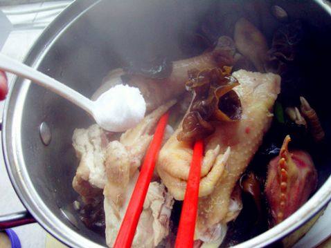 木耳炖鸡步骤8