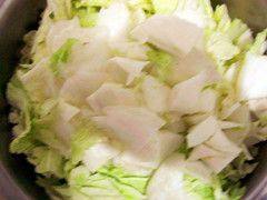 榛蘑炖白菜步骤1