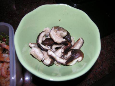 鲜虾炒香菇步骤1