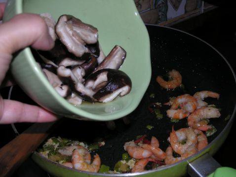 鲜虾炒香菇步骤6