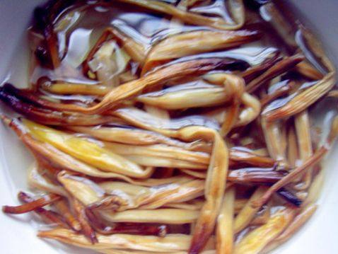 香菇金针花生炖排骨步骤2