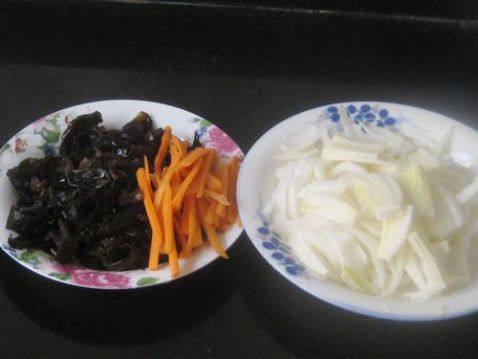 黑木耳炒白菜杆步骤1