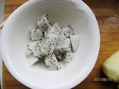 李子汁浸杂果步骤1