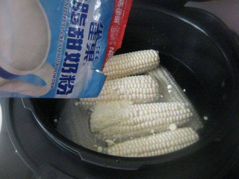 奶香煮玉米步骤2