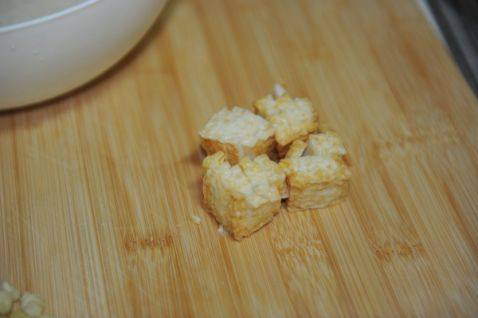 鱼豆腐玉米粥步骤2