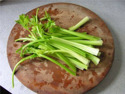 香干芹菜肉丝步骤1
