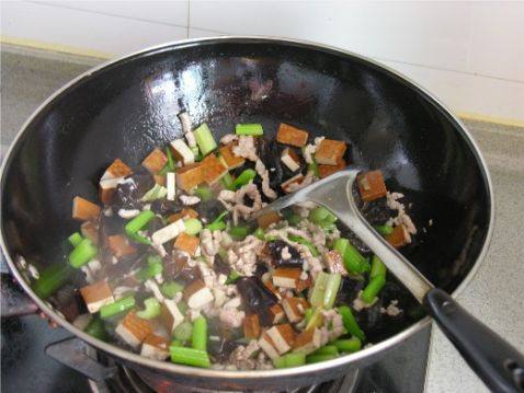香干芹菜肉丝步骤8