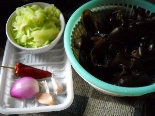 翠衣木耳步骤2