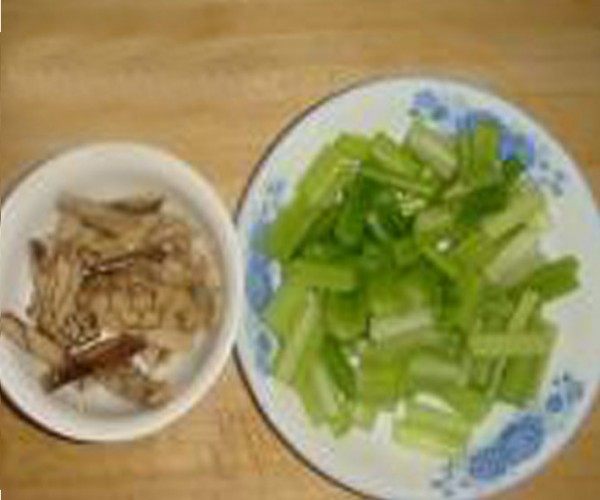 素炒芹菜豆腐干步骤1
