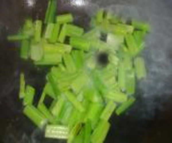 素炒芹菜豆腐干步骤3