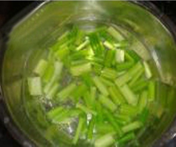 素炒芹菜豆腐干步骤2