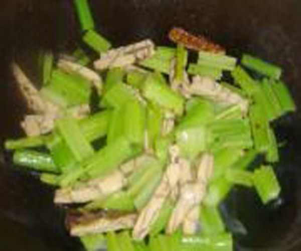 素炒芹菜豆腐干步骤4