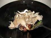 耗油烩双菇 步骤5