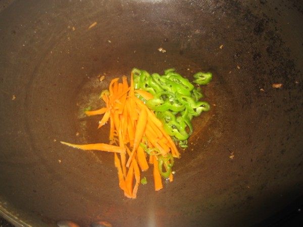 有机蔬菜炒面步骤3