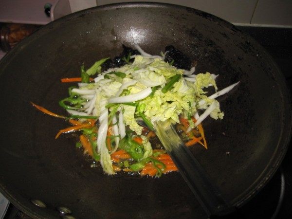 有机蔬菜炒面步骤4