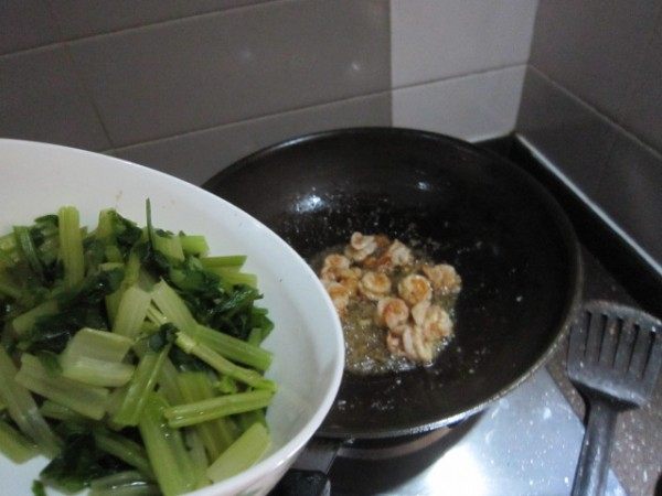 虾球芹菜步骤5
