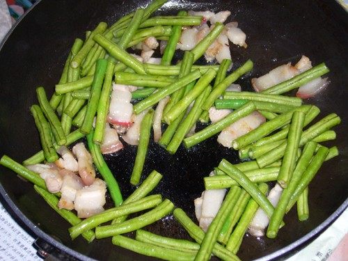香菇虹豆炒五花肉-首步骤3