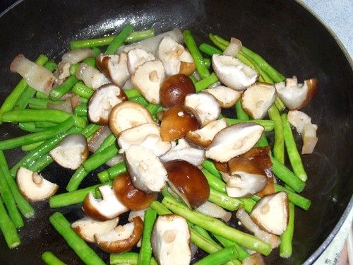 香菇虹豆炒五花肉-首步骤4