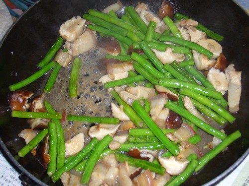 香菇虹豆炒五花肉-首步骤5