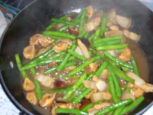 香菇虹豆炒五花肉-首步骤6